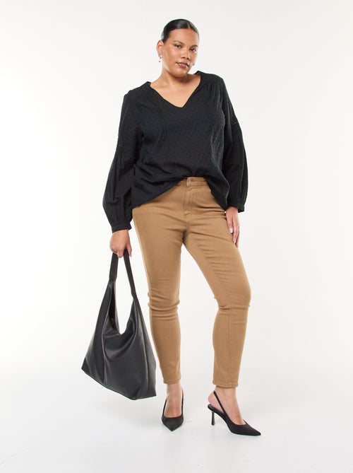 Soepelvallende, effen top met plumetisborduursel en ajourmotiefje - Kiabi