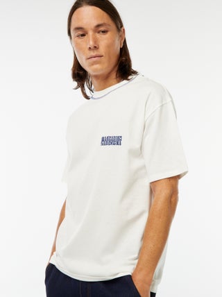 T-shirt met borduursel op de borst en print achter