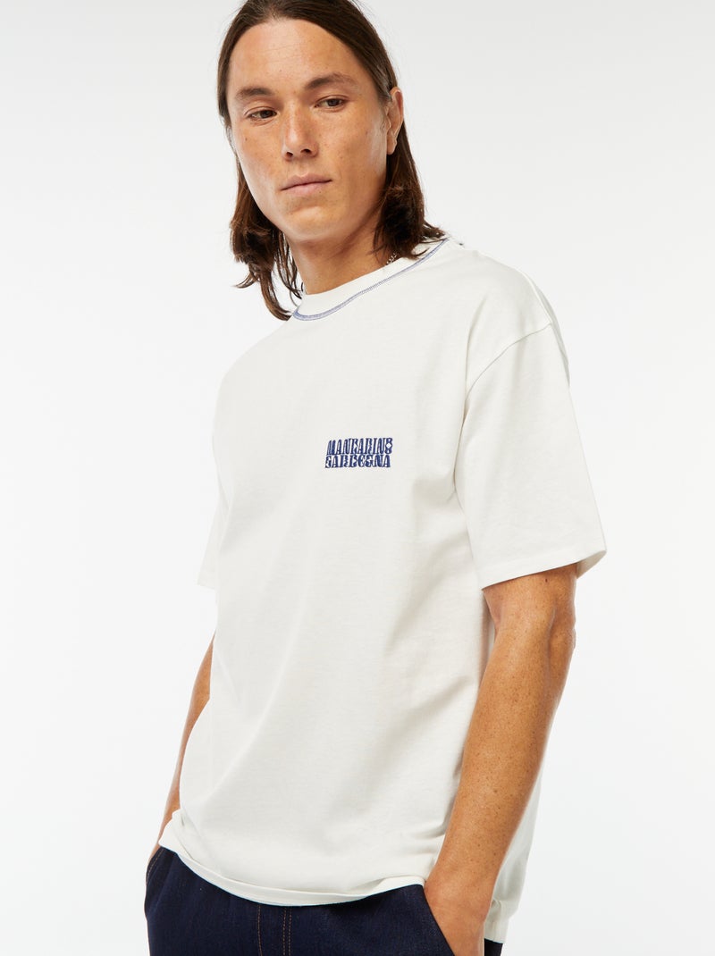 T-shirt met borduursel op de borst en print achter wit - Kiabi