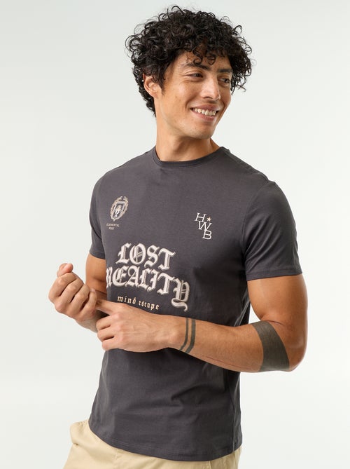 T-shirt met fantasieprint en korte mouwen - Kiabi T-shirt met fantasieprint en korte mouwen - Kiabi