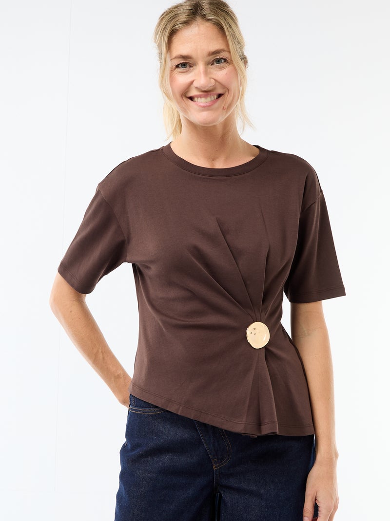 T-shirt met gedrapeerde korte mouwen en fantasiejuweel Bruin - Kiabi