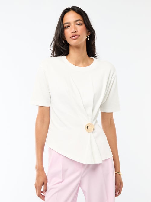 T-shirt met gedrapeerde korte mouwen en fantasiejuweel - Kiabi