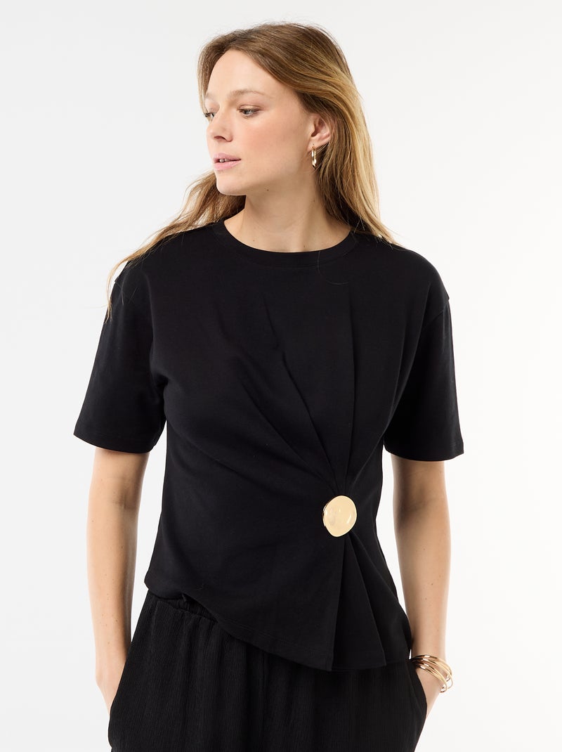 T-shirt met gedrapeerde korte mouwen en fantasiejuweel Zwart - Kiabi