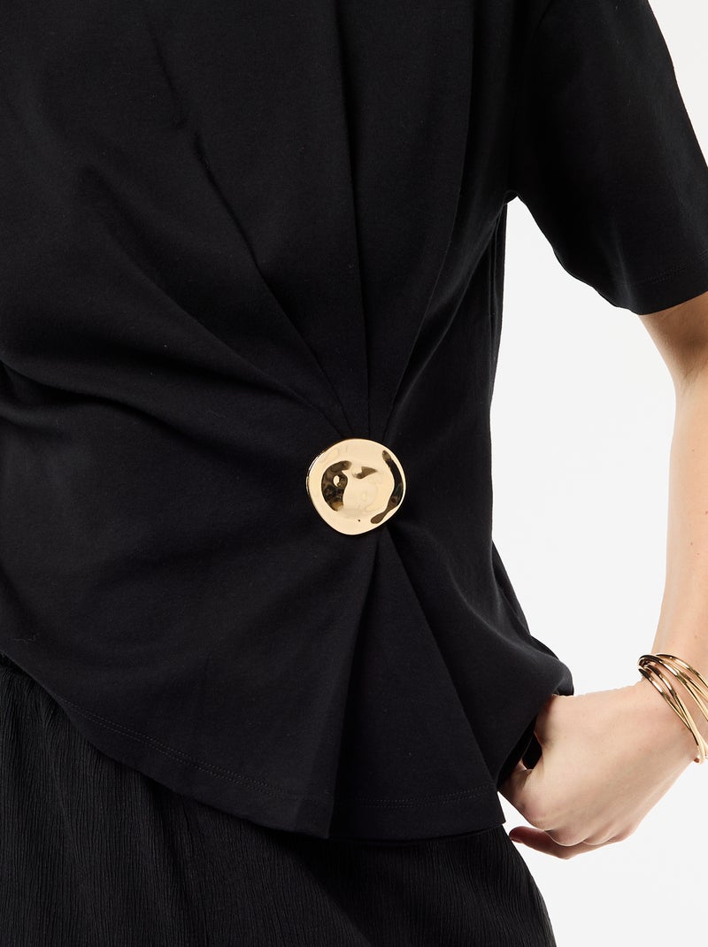T-shirt met gedrapeerde korte mouwen en fantasiejuweel Zwart - Kiabi