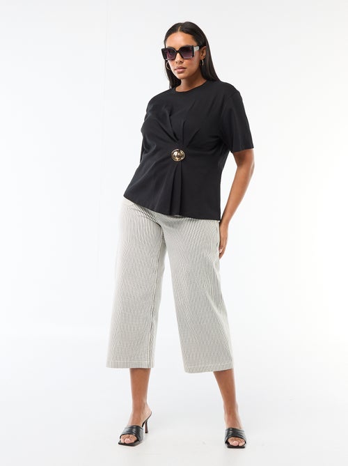 T-shirt met gedrapeerde ronde hals en fantasiejuweel - Kiabi