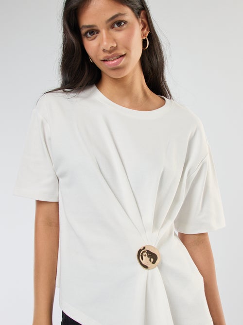 T-shirt met korte mouw met sieraaddetail en gedraaid effect - Kiabi