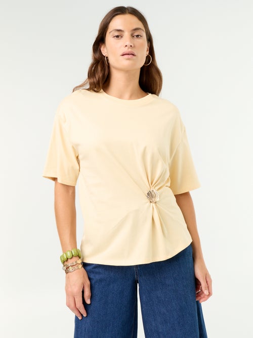 T-shirt met korte mouwen en goudkleurige schelp - Kiabi T-shirt met korte mouwen en goudkleurige schelp - Kiabi