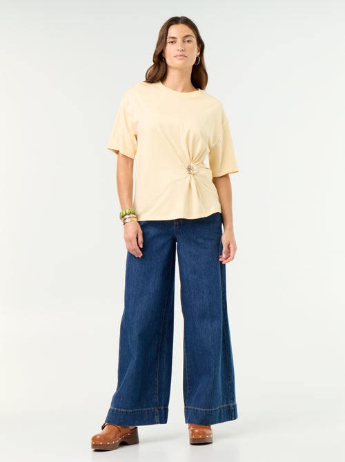 T-shirt met korte mouwen en goudkleurige schelp - Kiabi T-shirt met korte mouwen en goudkleurige schelp - Kiabi