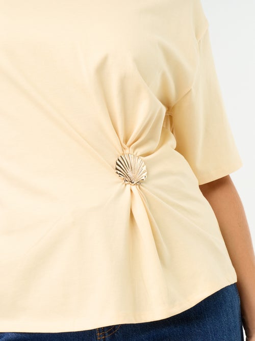 T-shirt met korte mouwen en goudkleurige schelp - Kiabi T-shirt met korte mouwen en goudkleurige schelp - Kiabi