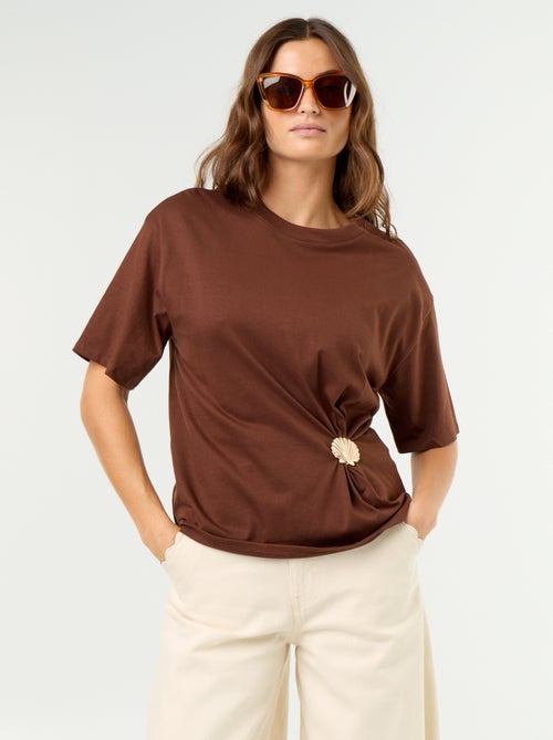T-shirt met korte mouwen en goudkleurige schelp - Kiabi T-shirt met korte mouwen en goudkleurige schelp - Kiabi