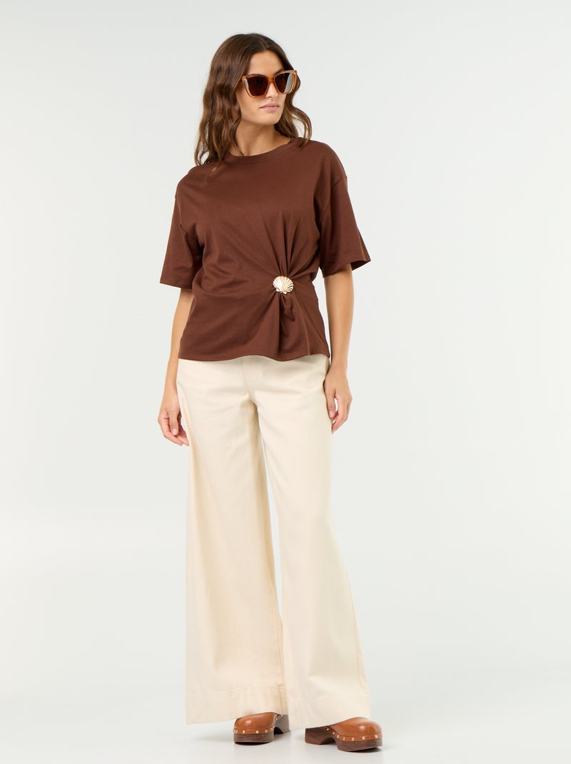 T-shirt met korte mouwen en goudkleurige schelp Bruin - Kiabi