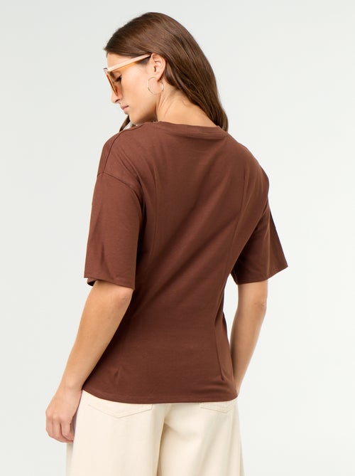 T-shirt met korte mouwen en goudkleurige schelp - Kiabi T-shirt met korte mouwen en goudkleurige schelp - Kiabi