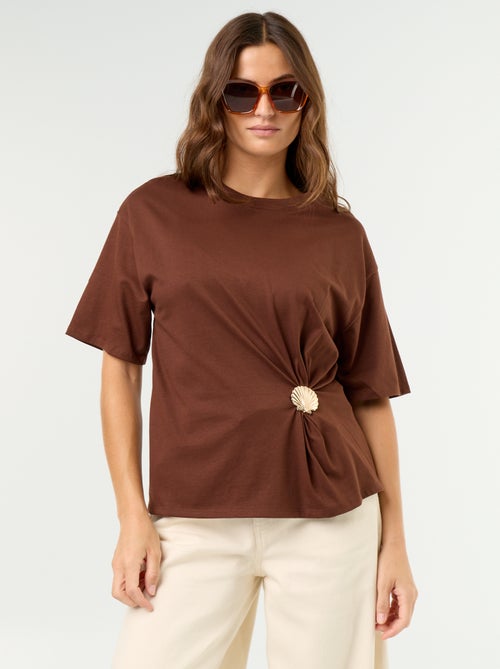 T-shirt met korte mouwen en goudkleurige schelp - Kiabi T-shirt met korte mouwen en goudkleurige schelp - Kiabi