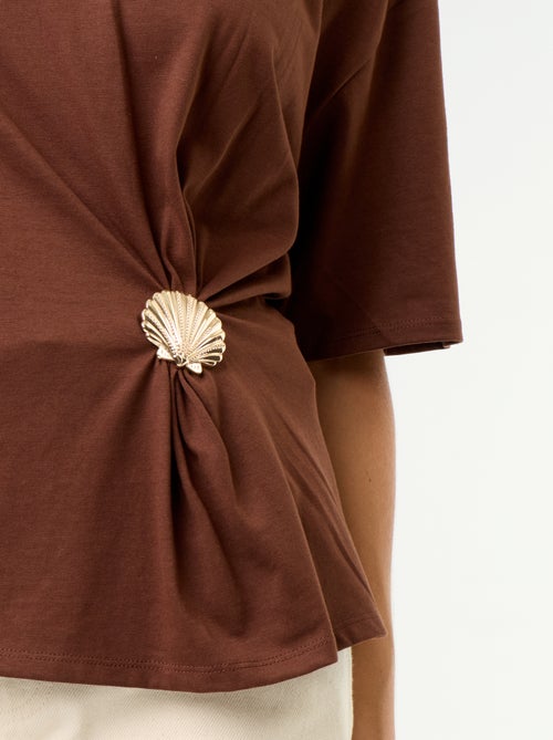 T-shirt met korte mouwen en goudkleurige schelp - Kiabi T-shirt met korte mouwen en goudkleurige schelp - Kiabi