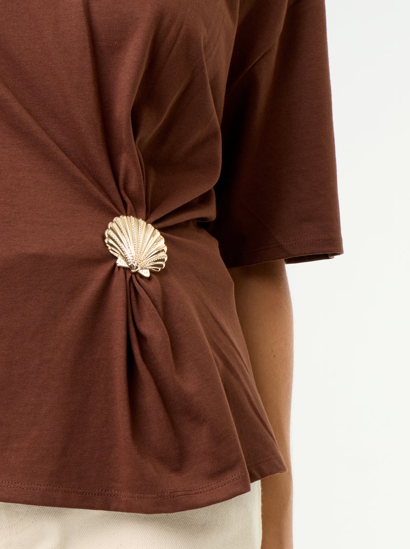 T-shirt met korte mouwen en goudkleurige schelp Bruin - Kiabi