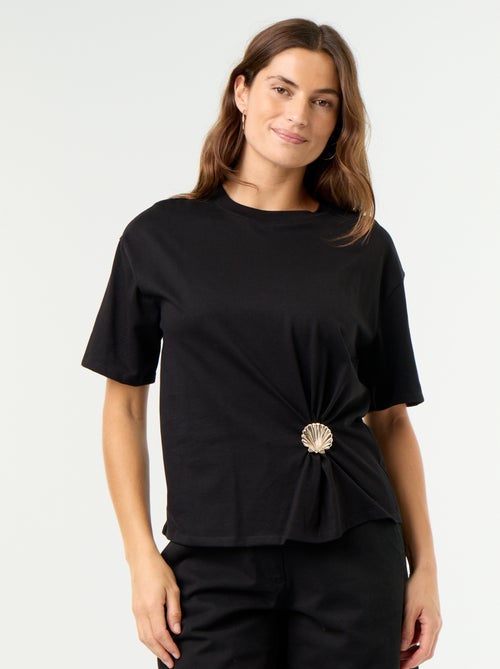 T-shirt met korte mouwen en goudkleurige schelp - Kiabi T-shirt met korte mouwen en goudkleurige schelp - Kiabi