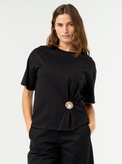 T-shirt met korte mouwen en goudkleurige schelp - Kiabi T-shirt met korte mouwen en goudkleurige schelp - Kiabi