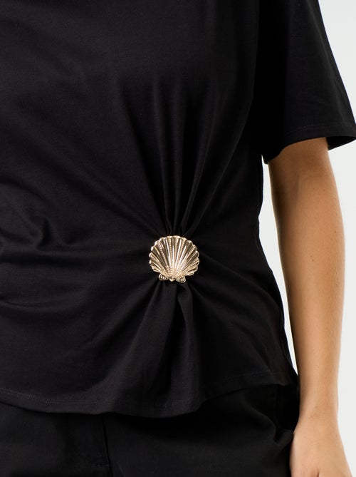 T-shirt met korte mouwen en goudkleurige schelp - Kiabi T-shirt met korte mouwen en goudkleurige schelp - Kiabi