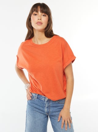 T-shirt met opgetrokken korte mouwen