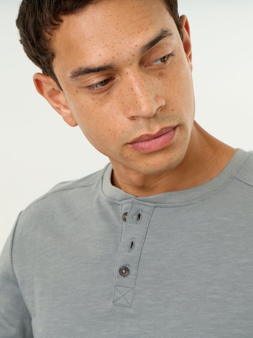 T-shirt met tunisische kraag en lange mouwen - Kiabi T-shirt met tunisische kraag en lange mouwen - Kiabi