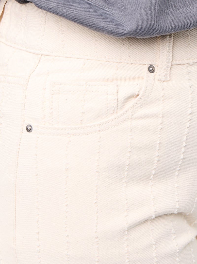 Twill broek met verticale, speelse slijtageplekken Wit - Kiabi