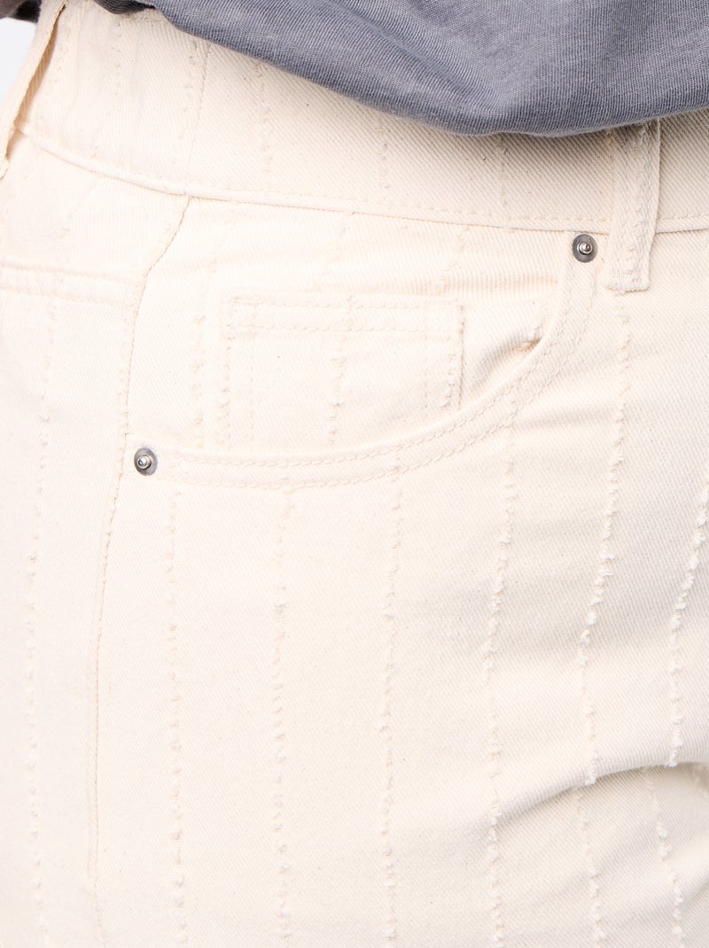 Twill broek met verticale, speelse slijtageplekken Wit - Kiabi