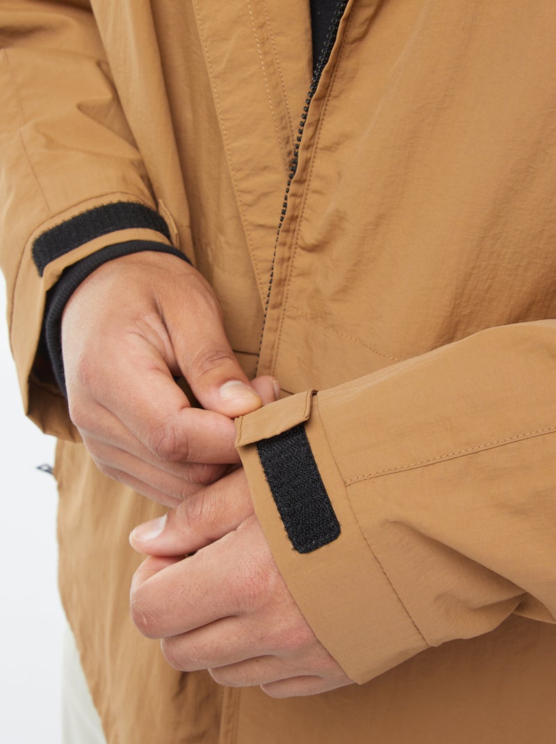 Waterdicht windjack met capuchon en afneembare mouwen Bruin - Kiabi