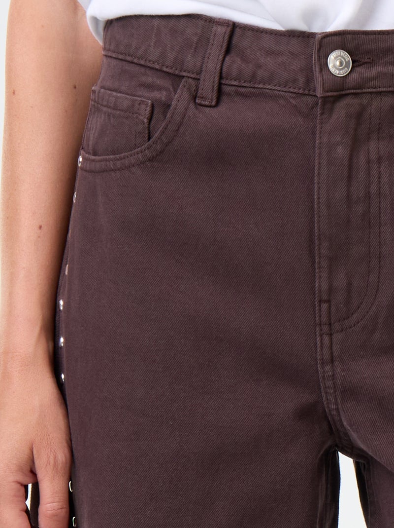 Wide fit jeans met decoratieve studs Bruin - Kiabi