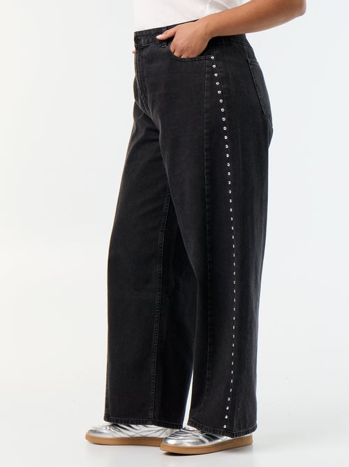 Wide leg jeans met fantasie uitsnijdingen en studs - Kiabi Wide leg jeans met fantasie uitsnijdingen en studs - Kiabi