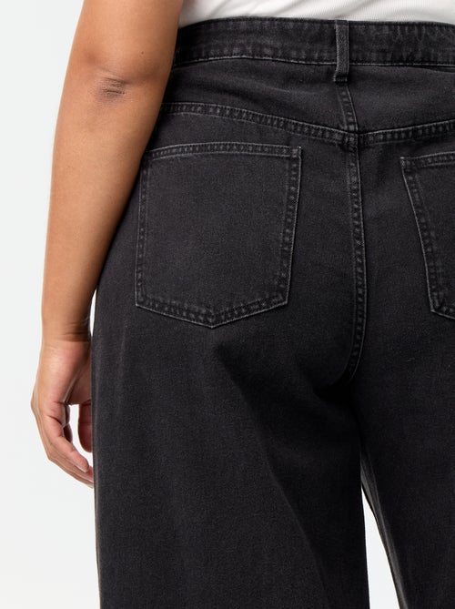 Wide leg jeans met fantasie uitsnijdingen en studs - Kiabi Wide leg jeans met fantasie uitsnijdingen en studs - Kiabi