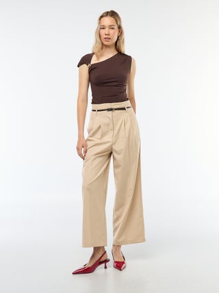 Wijde broek in een chique urban stijl met smalle ceintuur