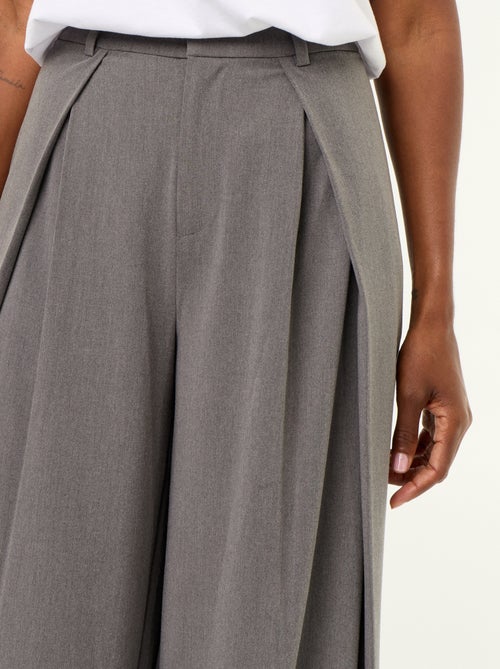Wijde broek met hoge taille en plooien - Kiabi Wijde broek met hoge taille en plooien - Kiabi