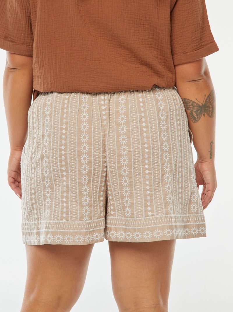 Wijde short met geborduurde motiefjes en ceintuur Biege - Kiabi